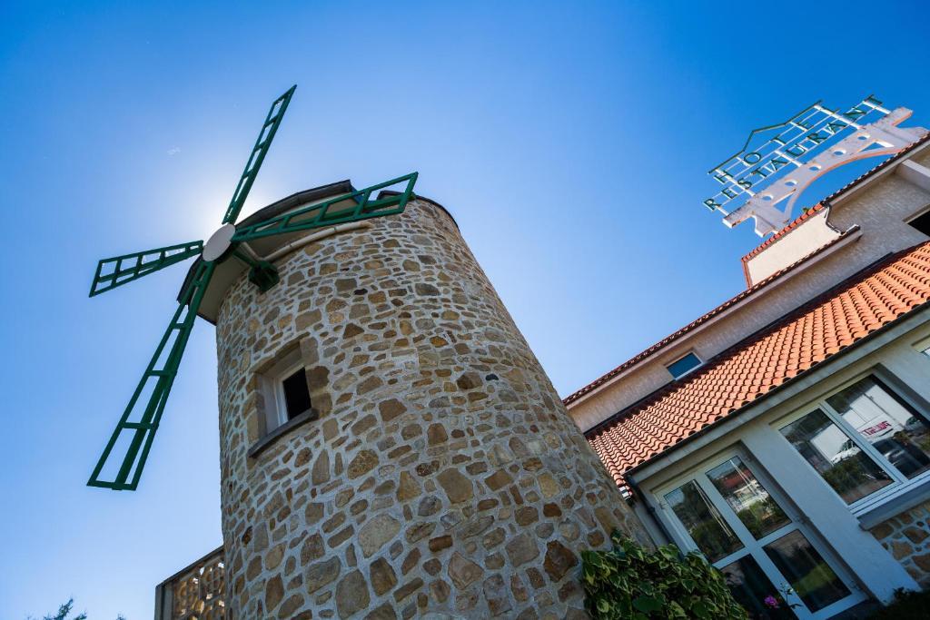Logis Hotel Le Moulin Des Gardelles รีอง ภายนอก รูปภาพ