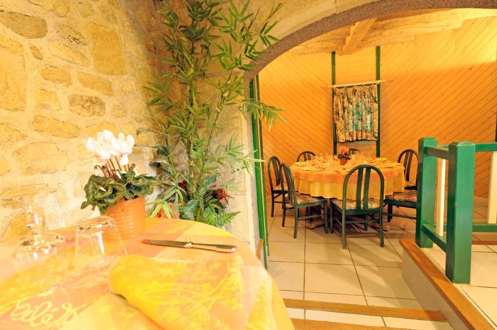 Logis Hotel Le Moulin Des Gardelles รีอง ภายนอก รูปภาพ