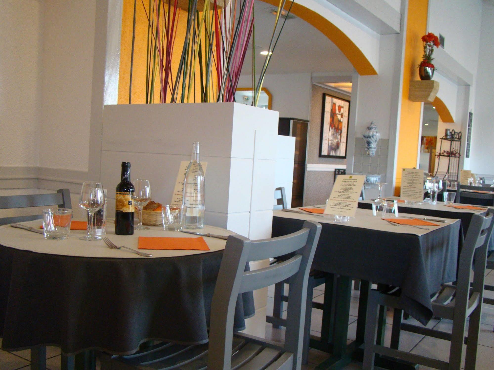 Logis Hotel Le Moulin Des Gardelles รีอง ภายนอก รูปภาพ