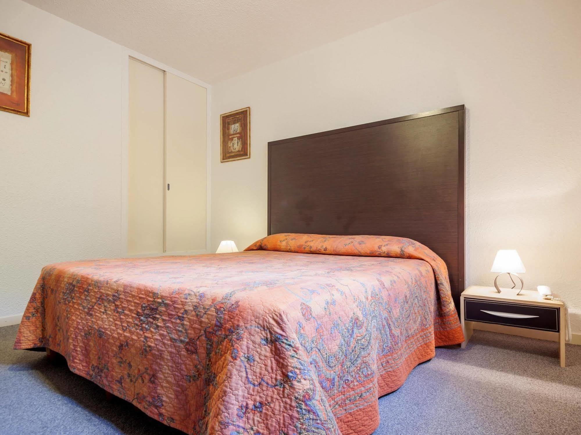 Logis Hotel Le Moulin Des Gardelles รีอง ภายนอก รูปภาพ