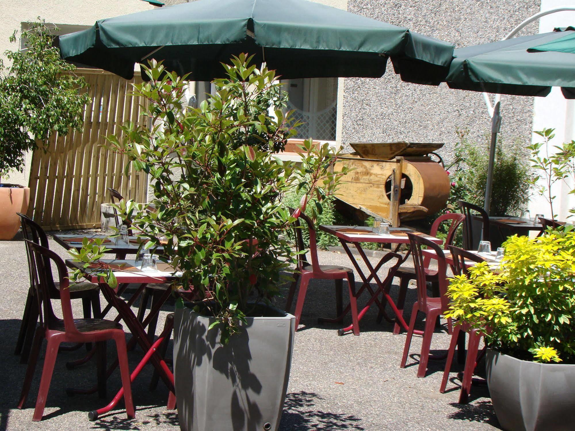 Logis Hotel Le Moulin Des Gardelles รีอง ภายนอก รูปภาพ